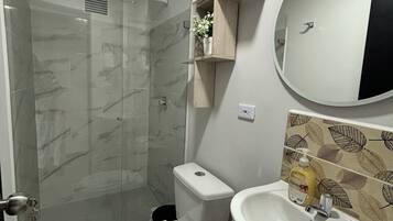 Secadora de cabello, toallas, jabón, papel de baño