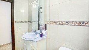 Vila, 2 quartos, sacada, vista para o jardim | Banheiro