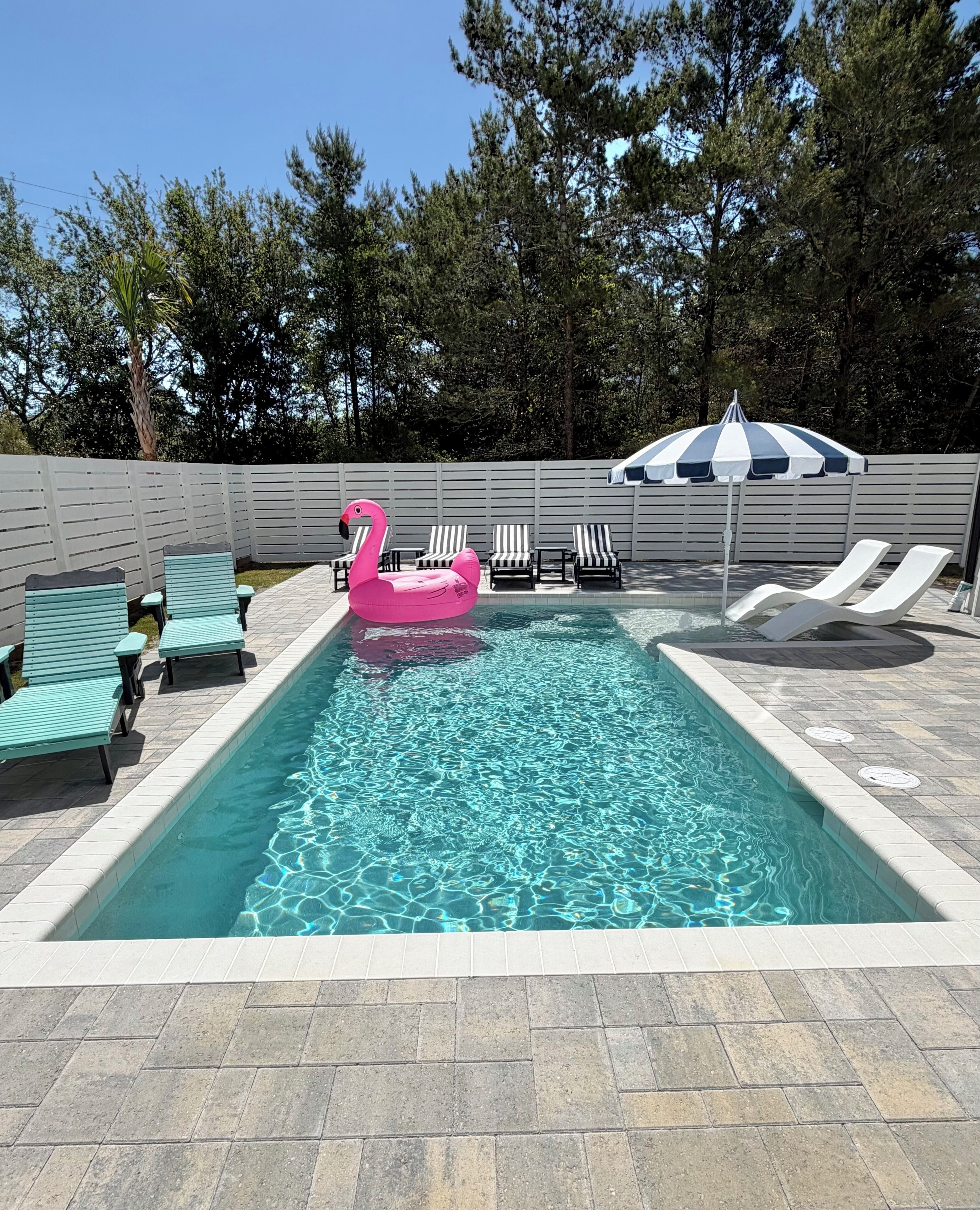 Una piscina al aire libre, una piscina climatizada