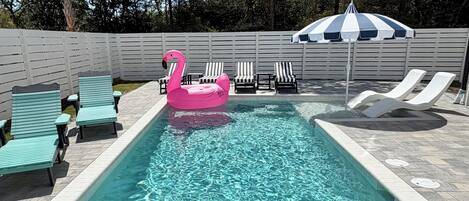 Una piscina al aire libre, una piscina climatizada