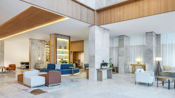 A spacious lobby with a high ceiling, modern furniture, and a central seating area. - Four Points By Sheraton Jeddah King Fahd Road (Jeddah)