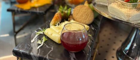 Un bufé con diversas opciones de comida y bebidas.