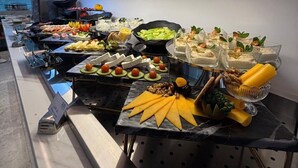 A buffet with various food items and a modern interior design. - Four Points By Sheraton Jeddah King Fahd Road (Jeddah)