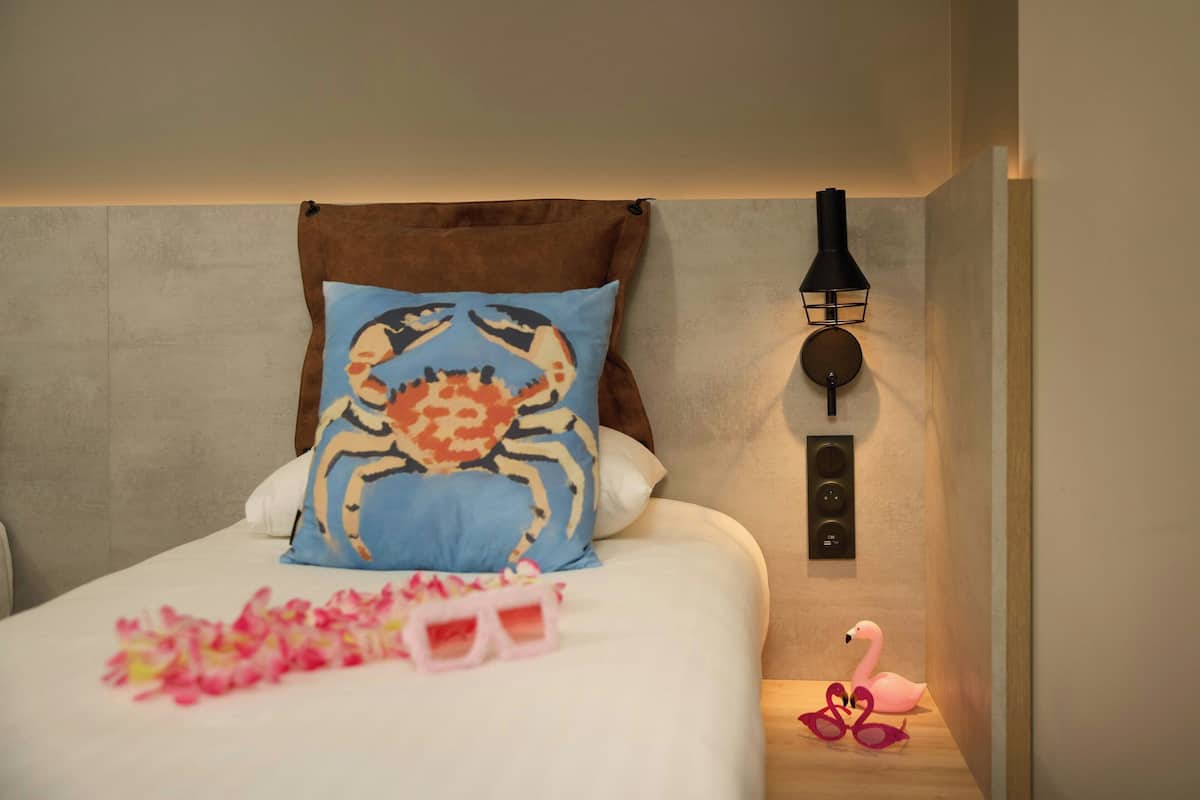 Room, 2 Twin Beds | Desk, laptop workspace, soundproofing, free WiFi