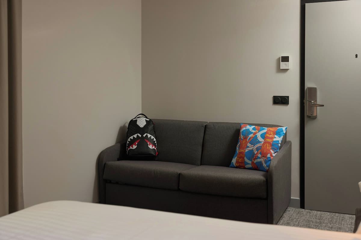 Desk, laptop workspace, soundproofing, free WiFi