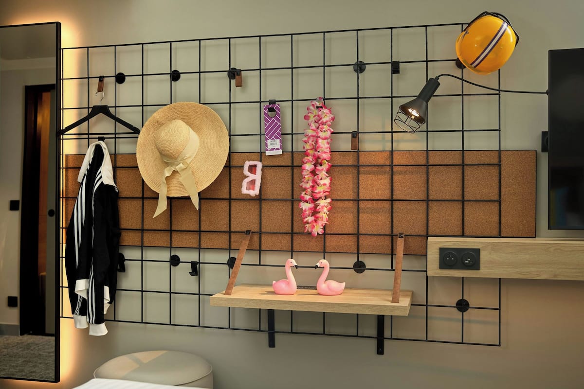 Desk, laptop workspace, soundproofing, free WiFi