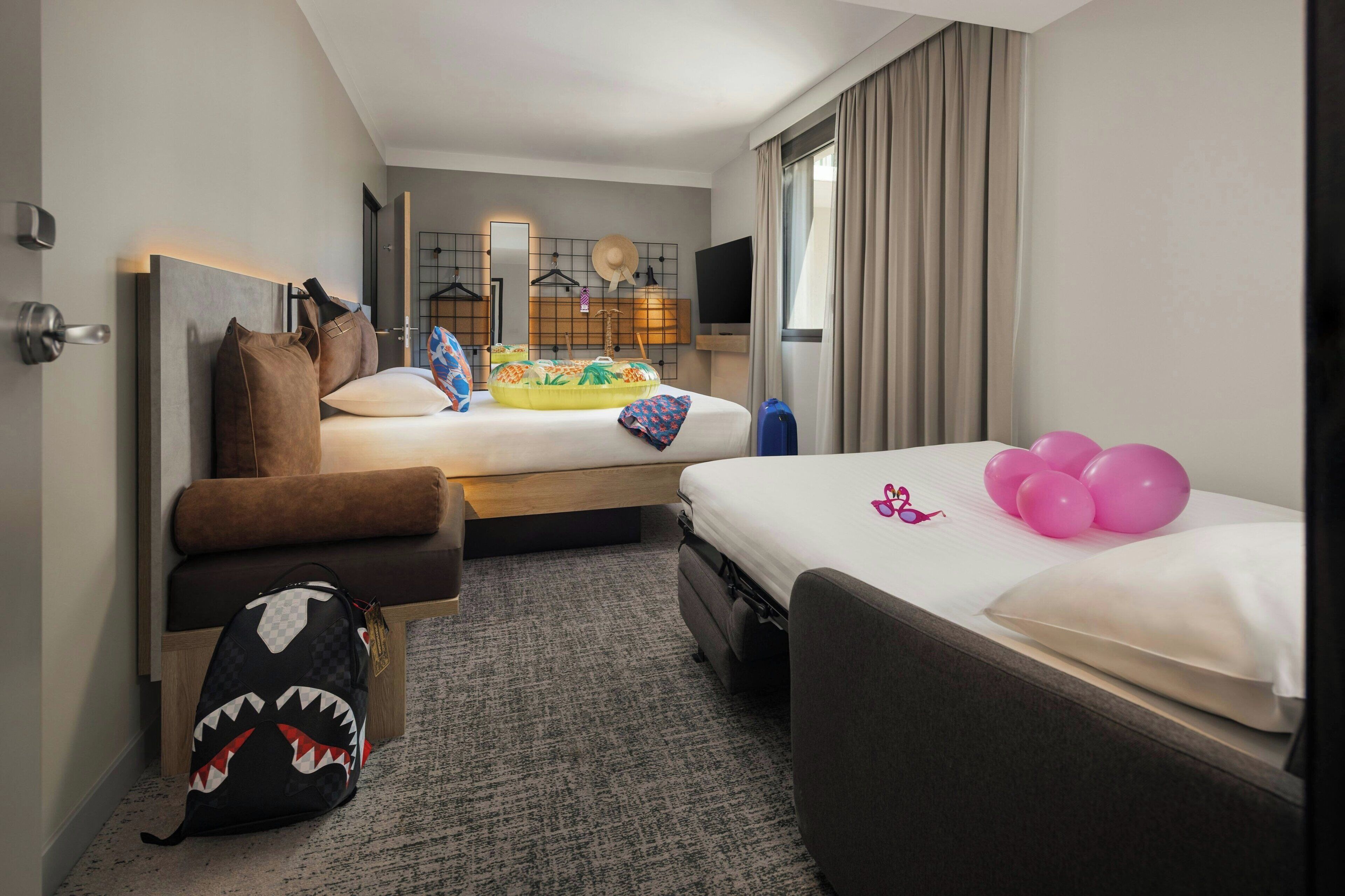 家庭客房, 1 張加大雙人床及 1 張梳化床 | 書桌、手提電腦工作空間、隔音、免費 Wi-Fi