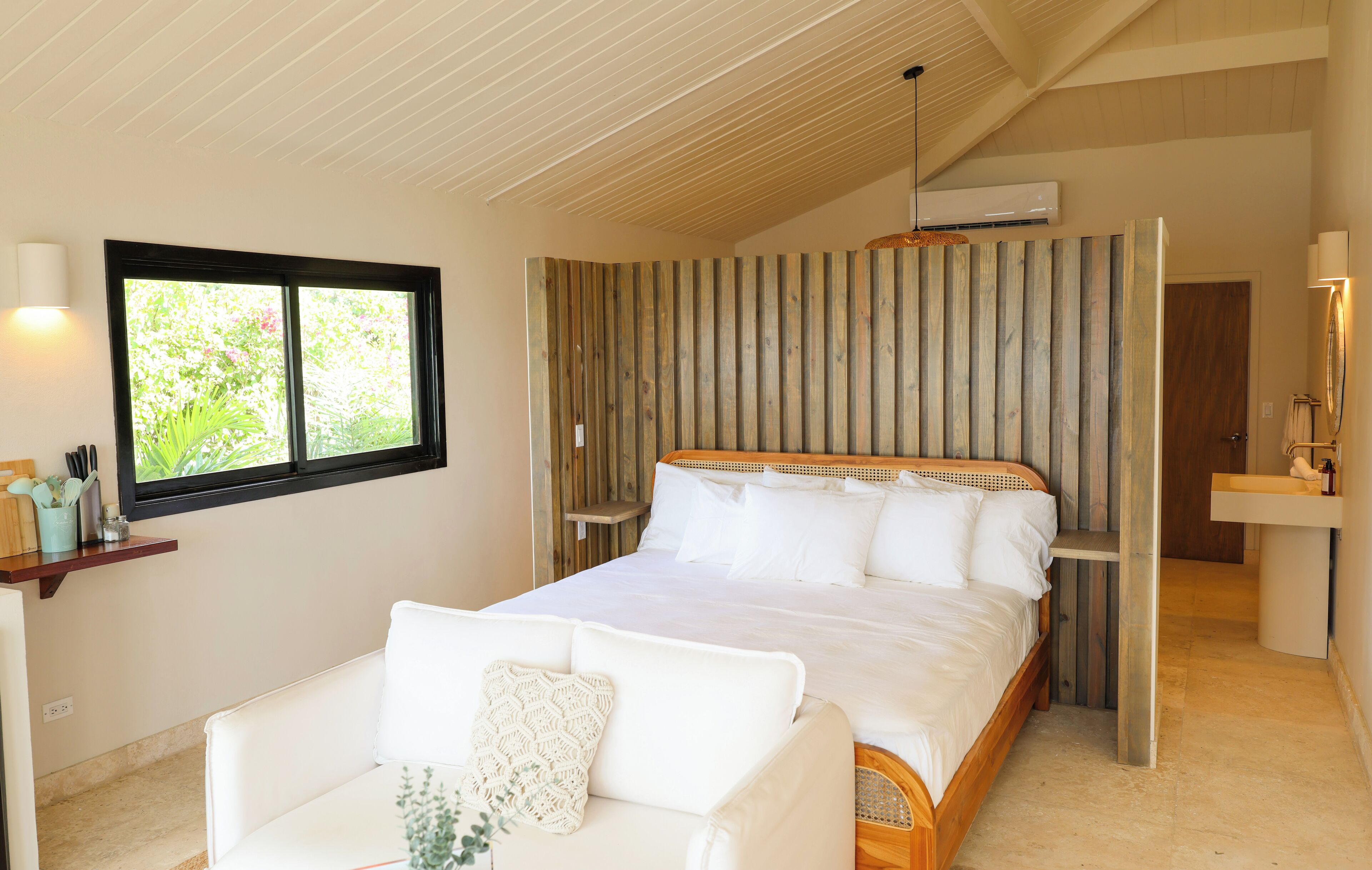 Deluxe Studio Suite, 1 Queen Bed, Ocean View | Individually decorated, individually furnished, blackout curtains