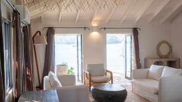 Deluxe Cottage, Ocean View | Living area