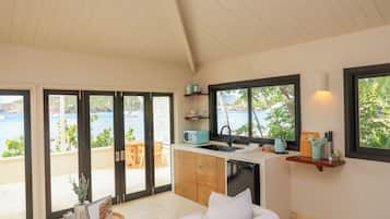 Deluxe Studio Suite, 1 Queen Bed, Ocean View | Living area