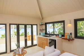 Deluxe Studio Suite, 1 Queen Bed, Ocean View | Living area