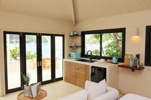 Deluxe Studio Suite, 1 Queen Bed, Ocean View | Living area