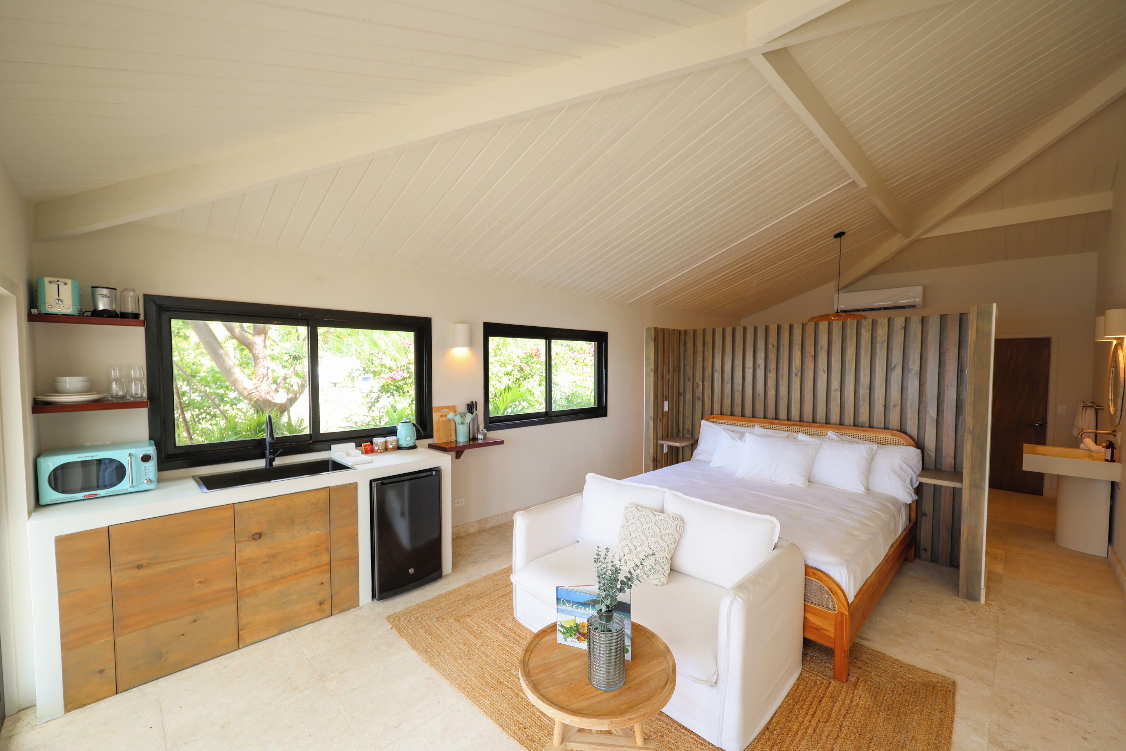 Deluxe Studio Suite, 1 Queen Bed, Ocean View | Individually decorated, individually furnished, blackout curtains