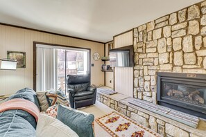 TV, fireplace - < Half-Mi to Red River Ski Area: Townhome w/ Patio (Red River)
