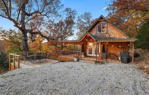 Picturesque 3-bedroom Cabin Hideaway in a wooded setting with a lake view!