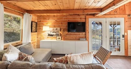 Picturesque 3-bedroom Cabin Hideaway in a wooded setting with a lake view!