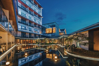 Hualuxe Chongqing Wushan by IHG