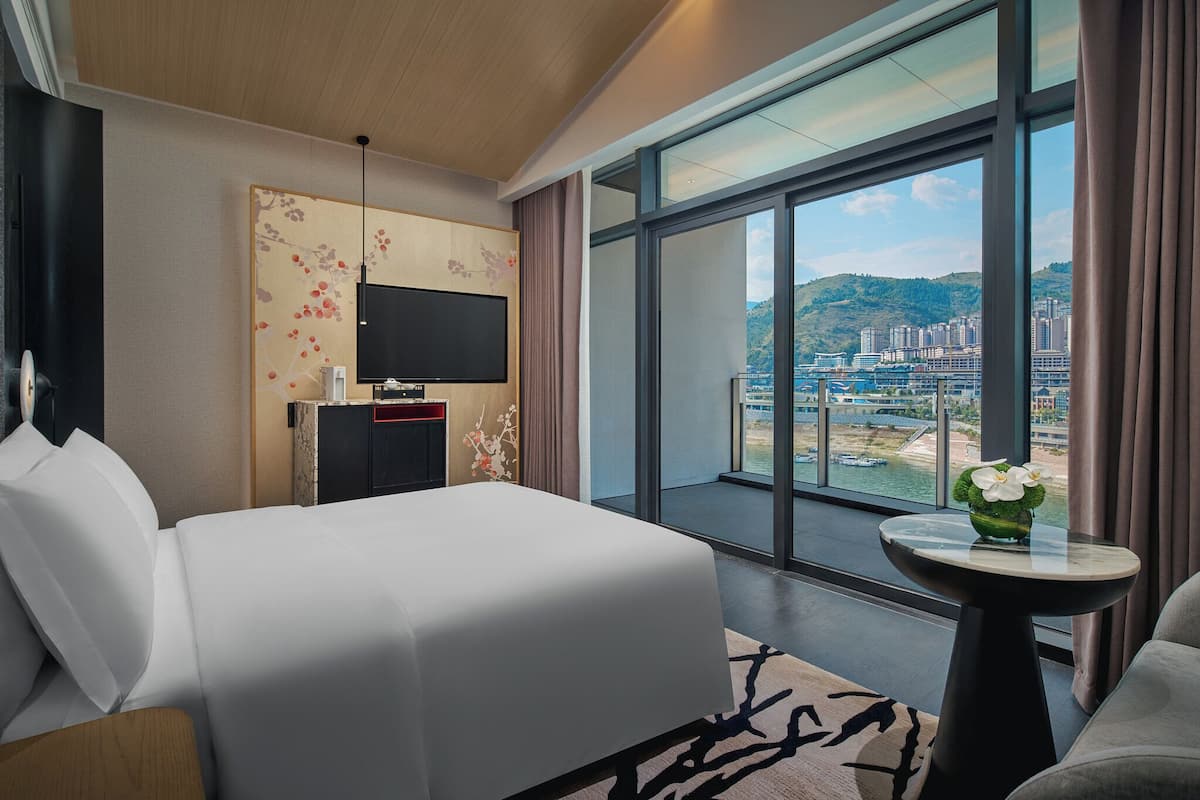 Quarto standard, 1 cama Queen, vista para o rio | Roupas de cama antialérgicas, cofres nos quartos, cortinas blackout