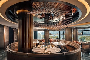 2 restaurants, breakfast served