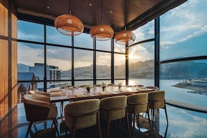 2 restaurantes, é servido café da manhã