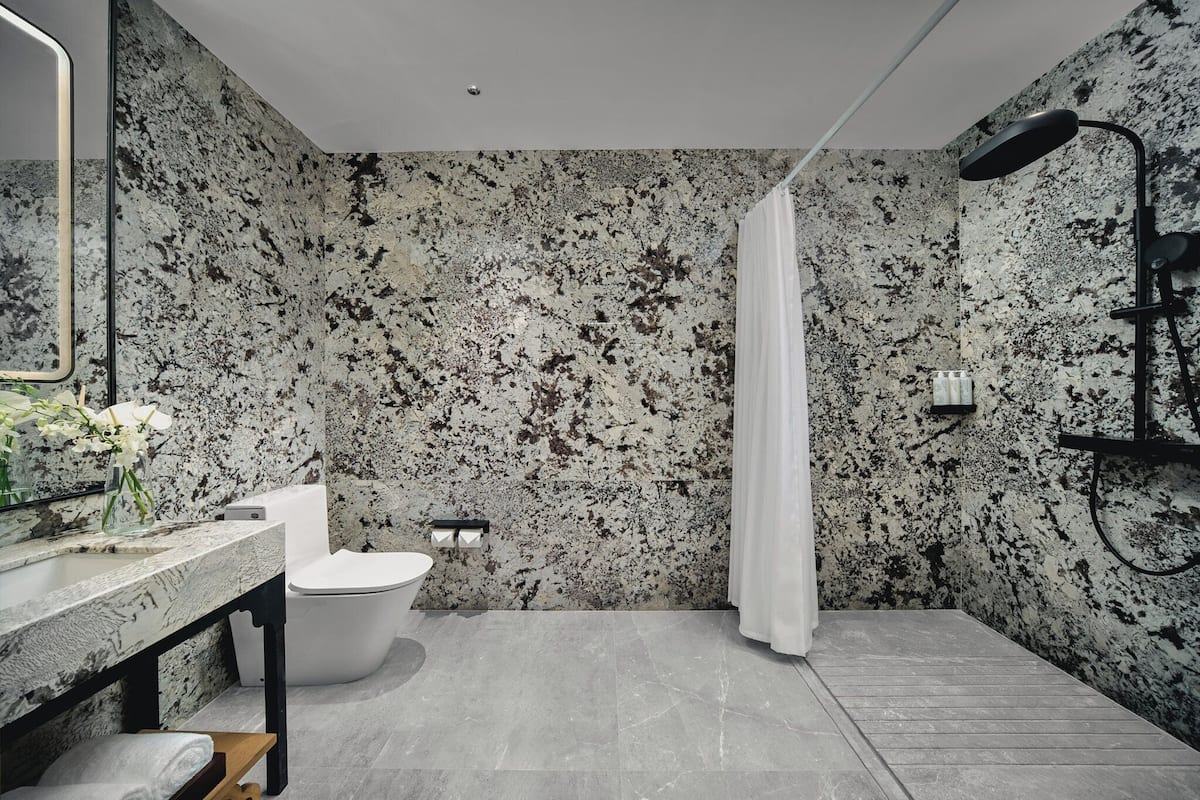 Quarto standard, 1 cama King | Banheiro | Secador de cabelo, roupões de banho, chinelos, bidê