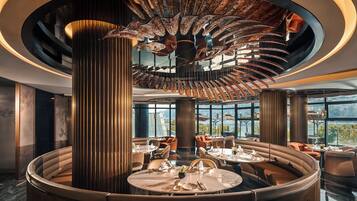 2 restaurants, breakfast served