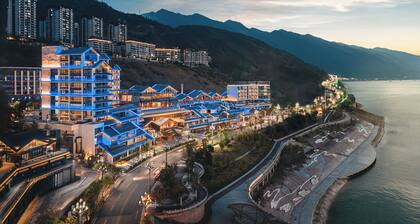 Hualuxe Chongqing Wushan by IHG