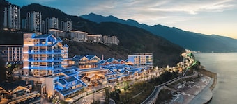Hualuxe Chongqing Wushan by IHG