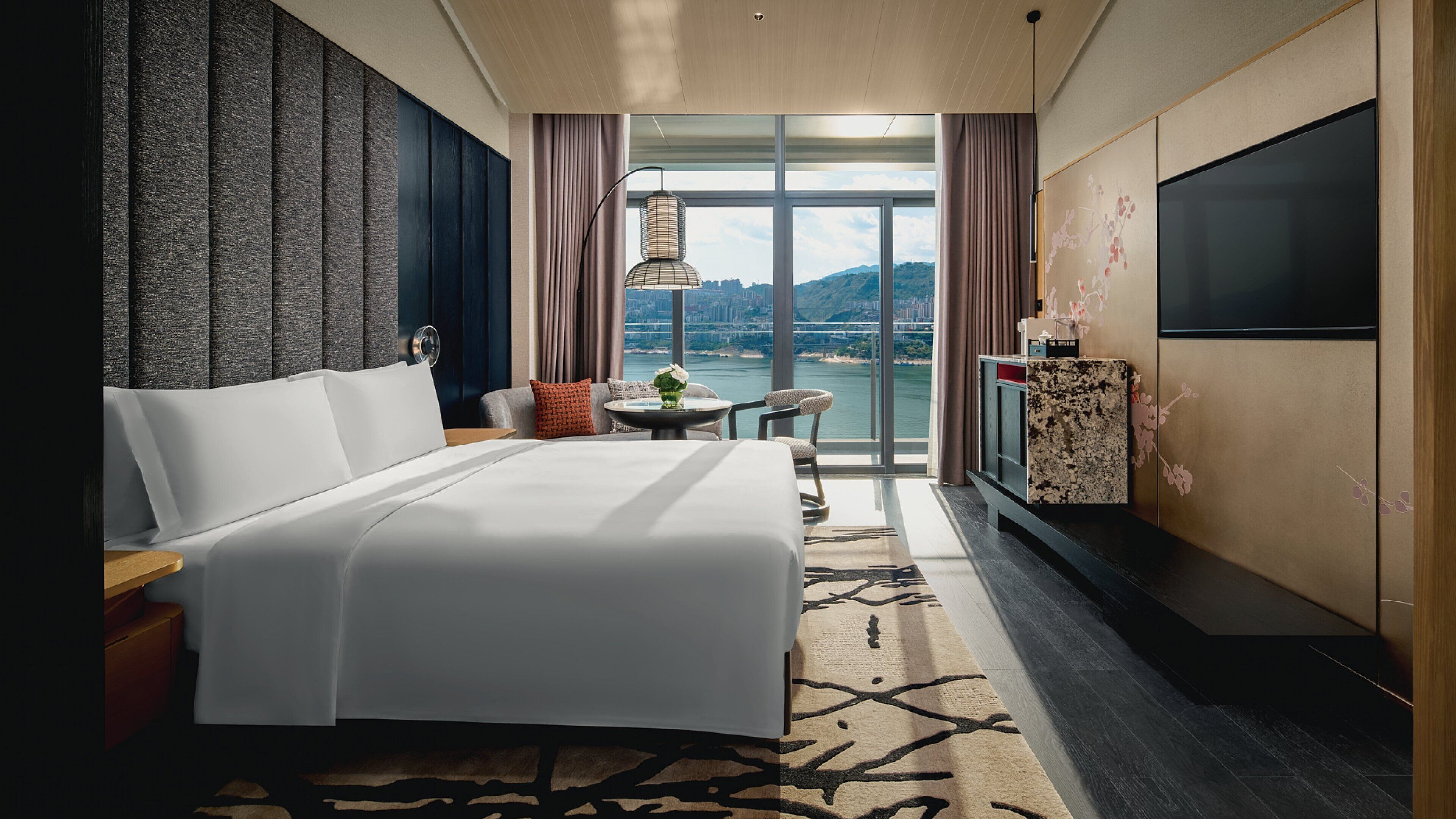 高级房 超大床 江景 | 客房内保险箱、遮光窗帘、熨斗/熨衣板、免费婴儿床
