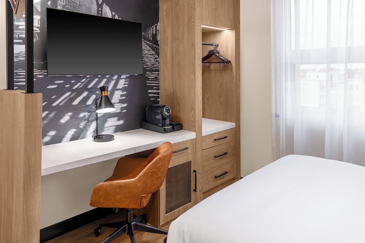 Escritorio, espacio para trabajar con laptop y cortinas blackout