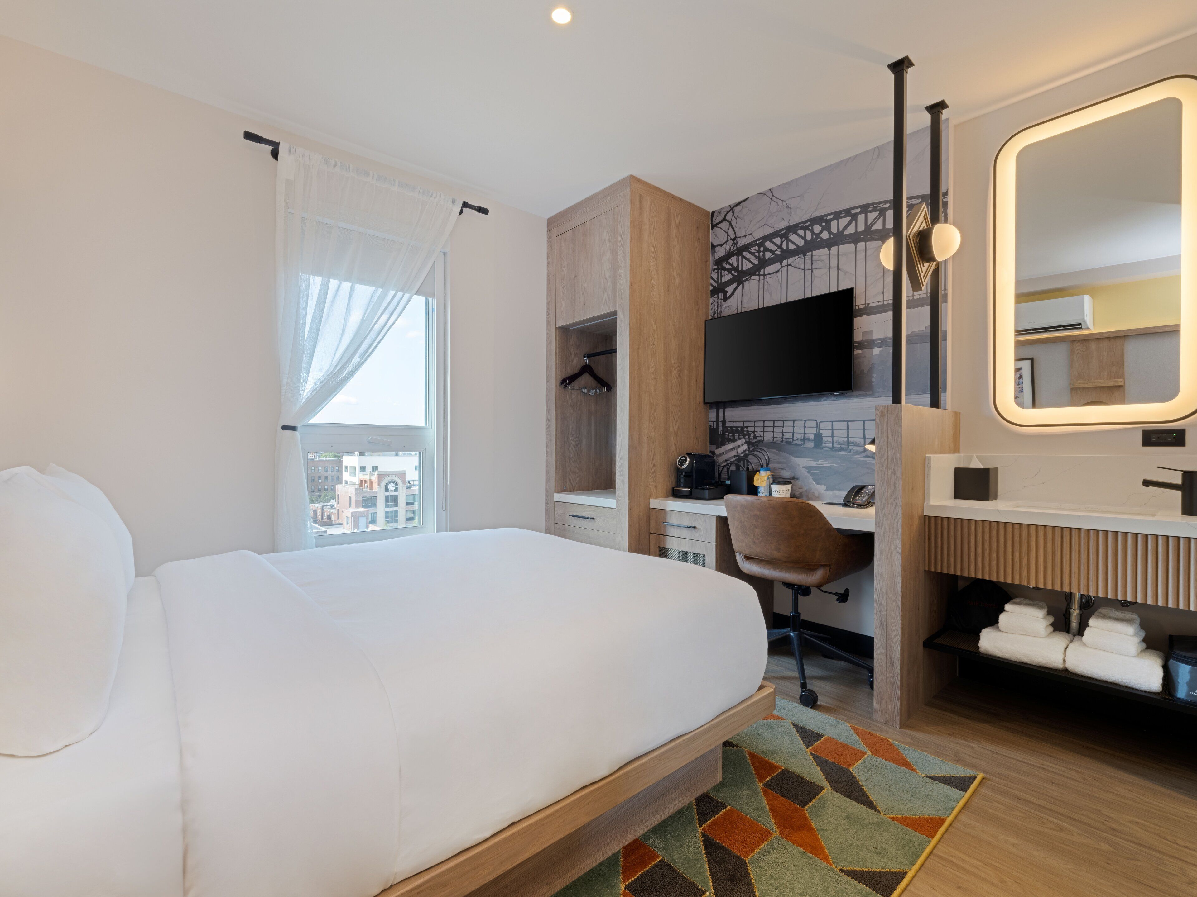 Grand Room, 1 Queen Bed, City View