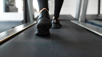 Primer plano de una persona usando una cinta de correr.
