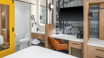 Työpöytä, kannettavalle tietokoneelle sopiva työtila, pimennysverhot