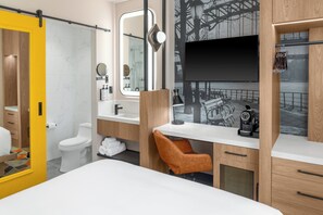 Meja kerja, ruang kerja ramah laptop, dan tirai kedap cahaya