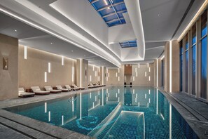 Una piscina al aire libre, guardavidas en la propiedad