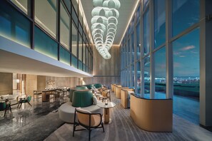 Bar (on property) - Crowne Plaza Wuhan Tianhe Airport by IHG (Wuhan)