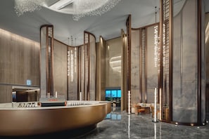 Bar (on property) - Crowne Plaza Wuhan Tianhe Airport by IHG (Wuhan)