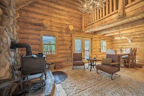 Interior - Gemini cabin, deck views of 14kft mtn, 40 min to Breck. Surrounded by wildlife (Fairplay)