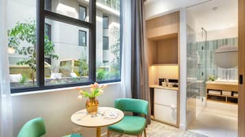 1 King Standard Courtyard View | Soundproofing, free WiFi, bed sheets