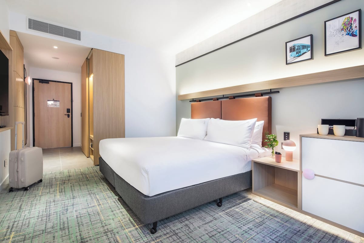 Standard Room, 1 King Bed | 1 bedroom, desk, free cots/infant beds, free WiFi