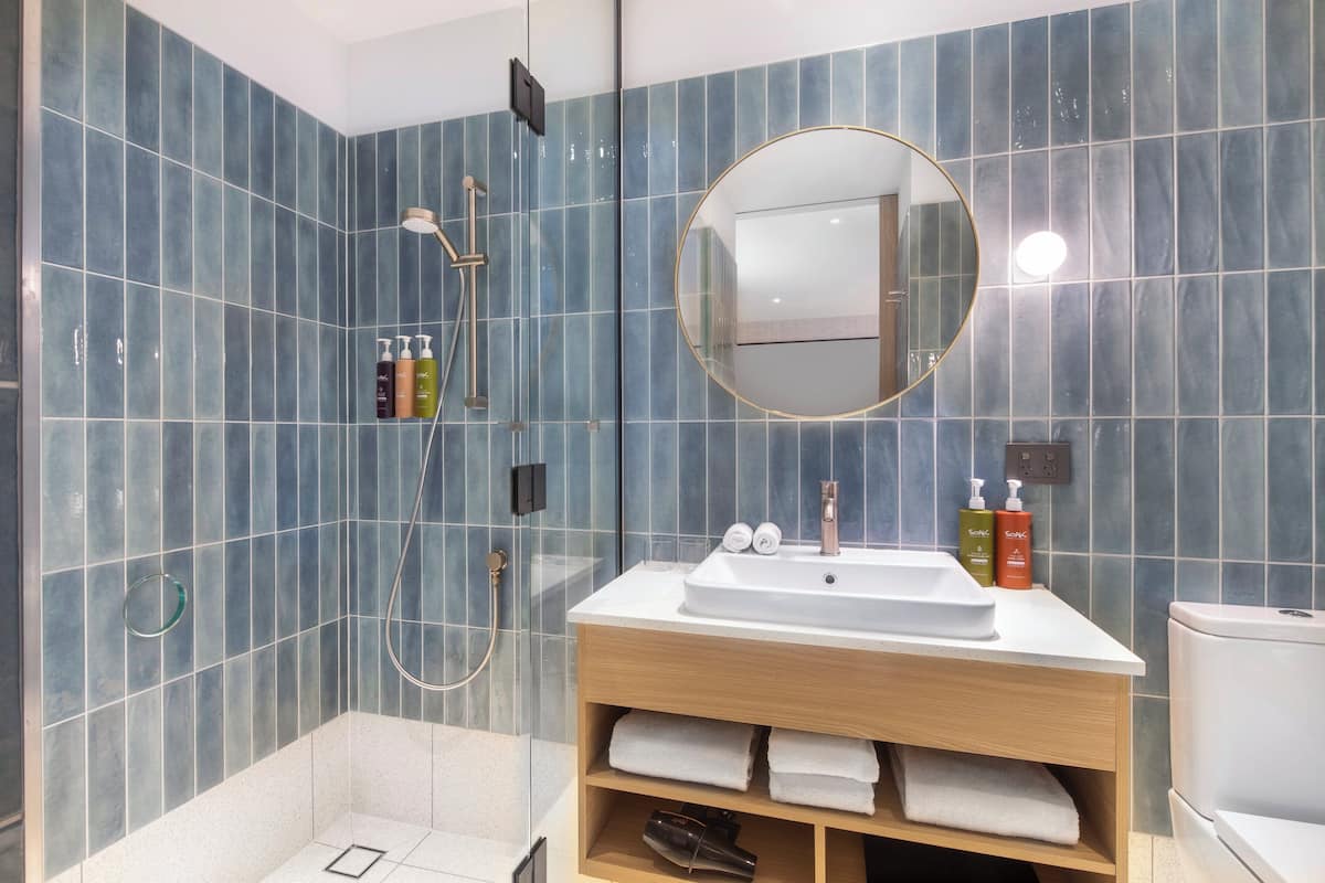 Chambre Standard, 1 très grand lit, vue cour intérieure | Salle de bain