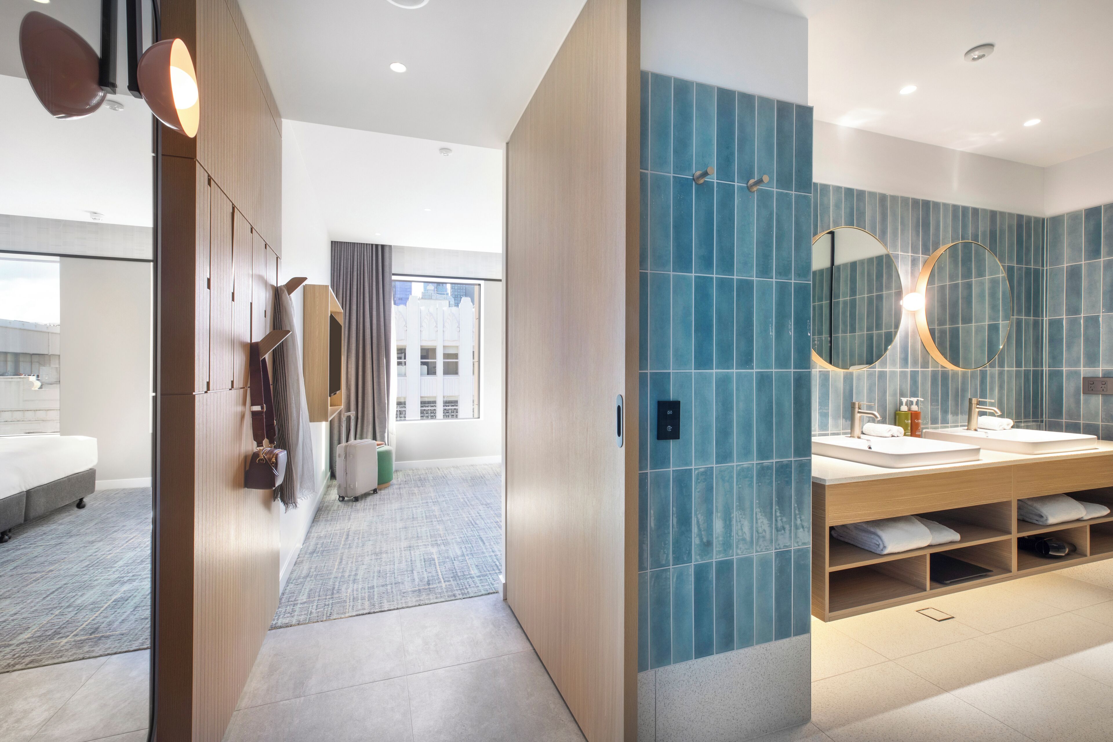 Premium-huone, 1 suuri parisänky, kaupunkinäköala, kulmassa | Ilmainen Wi-Fi, vuodevaatteet