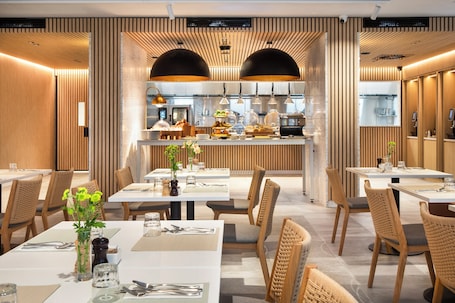 Desayuno buffet diario (AUD 40 por persona)