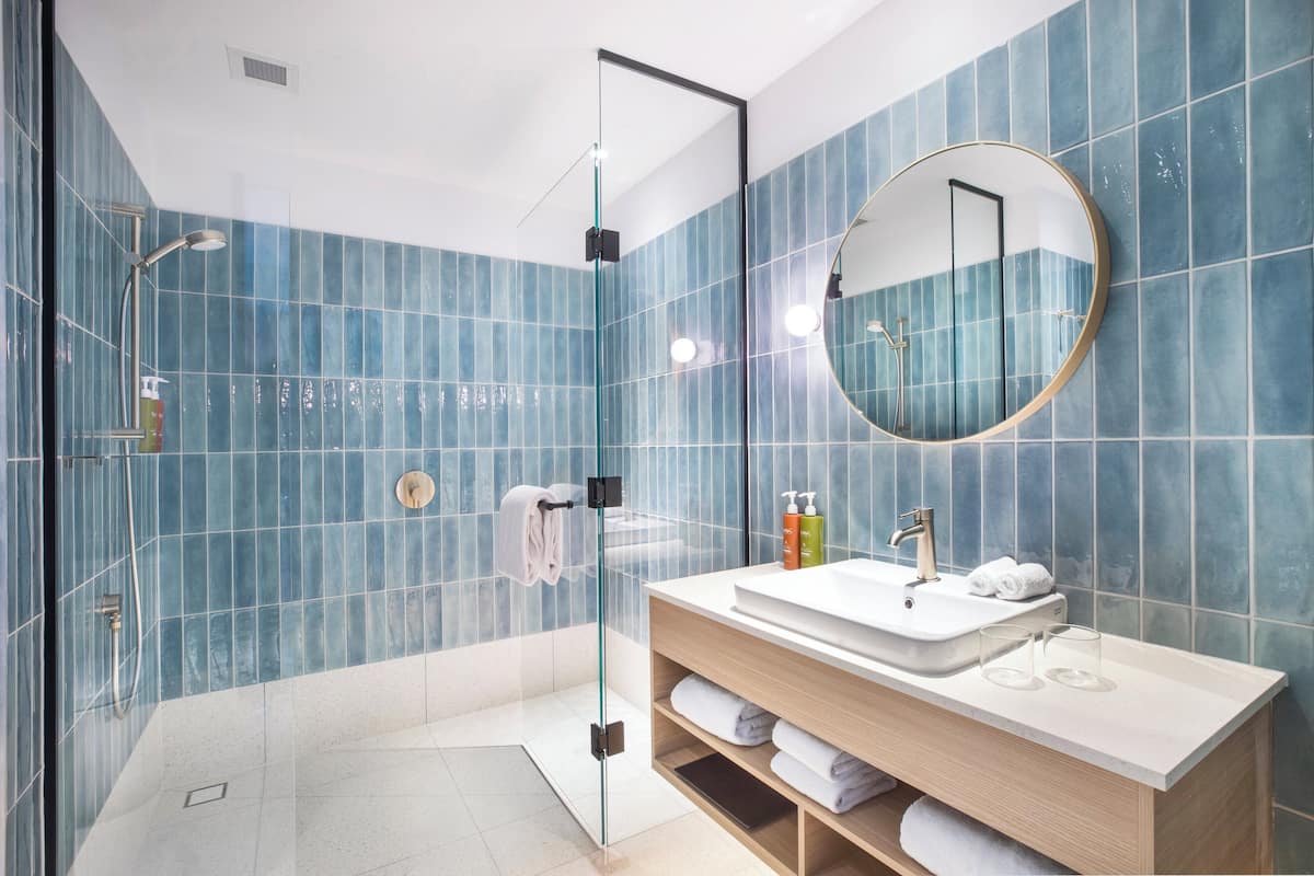 Chambre Standard, 1 très grand lit, vue ville | Salle de bain