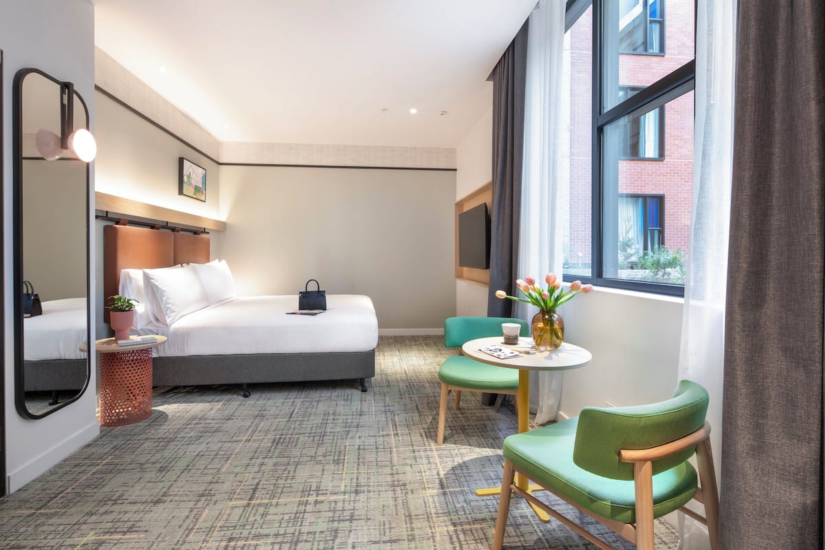 Standard Room, 1 King Bed, Courtyard View | 1 bedroom, desk, free cots/infant beds, free WiFi