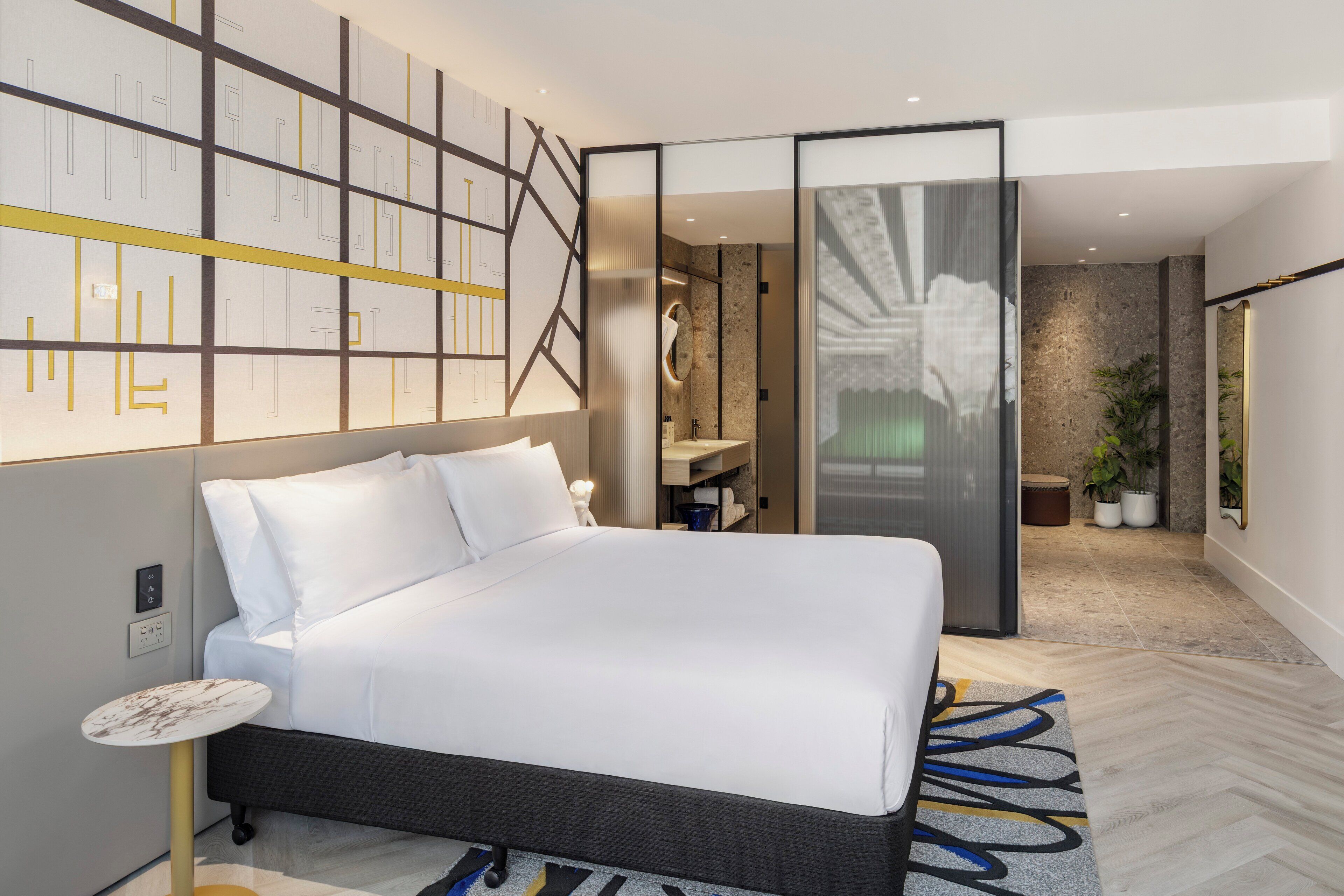 Minibar, tempat tidur bayi gratis, Wi-Fi gratis, dan seprai linen