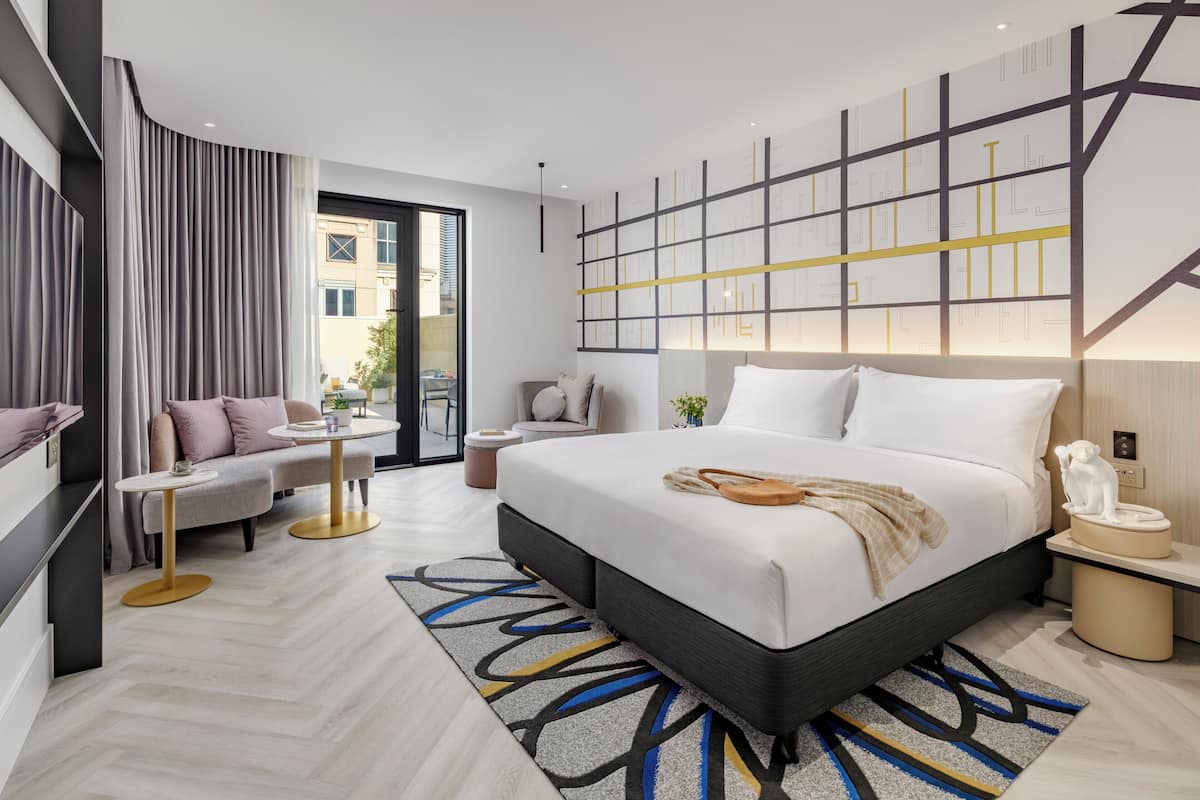 Premium kamer, 1 kingsize bed, balkon, uitzicht op stad | Een minibar, gratis babybedden, gratis wifi, beddengoed