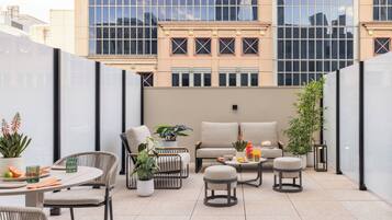 Habitación estándar, 1 cama King size, balcón, vista a la ciudad | Minibar, cunas gratuitas, wifi gratis y ropa de cama