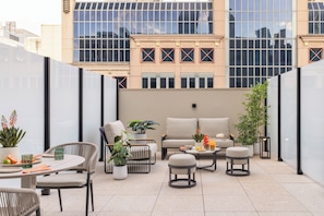 Standardzimmer, 1 King-Bett, Balkon, Stadtblick | Minibar, kostenlose Babybetten, kostenloses WLAN, Bettwäsche