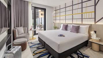 Quarto standard, 1 cama King, sacada, vista para a cidade | Frigobar, berços grátis, Wi-Fi de cortesia, roupa de cama